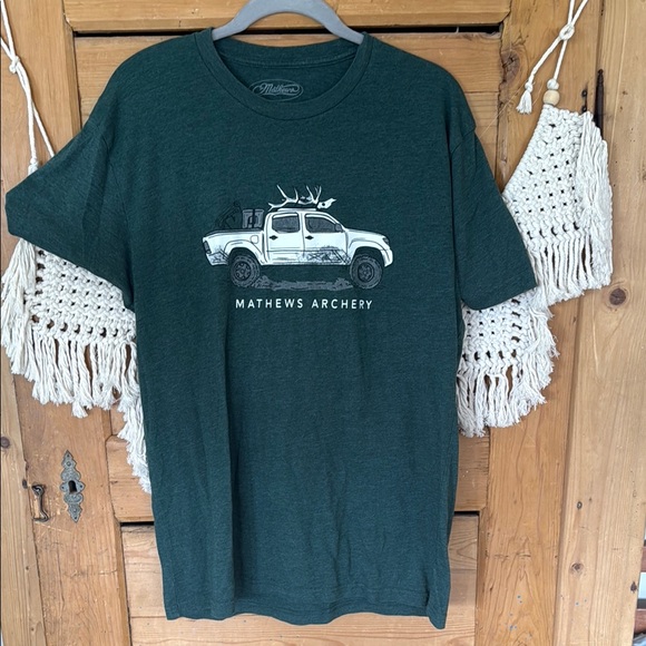 Mathews Archery Green Graphic T-Shirt large - Picture 1 of 4